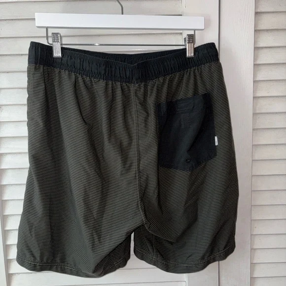 Vuori Kore Shorts Mens Large Olive Black Stripe 7.5” Inseam Lined Athletic Gym - Picture 5 of 6